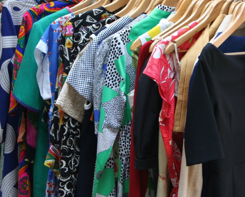 vente-TOURRETTE LEVENS-min_dresses_apparel_clothing_clothes_clothes_hangers_wooden_hangers_retail_shop_closet-1149845