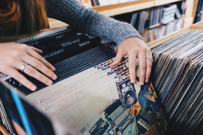 vente-TOURRETTE LEVENS-min_vinyl_records_store_shopping_retro_music_audio_album_rock-684576