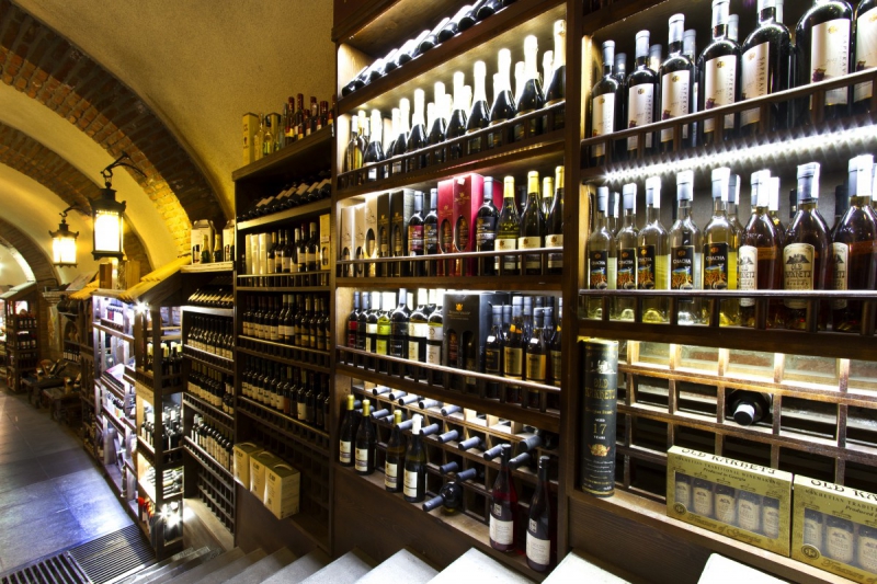 vente-TOURRETTE LEVENS-min_world_street_travel_shop_canon_georgia_wine_bottles-429767